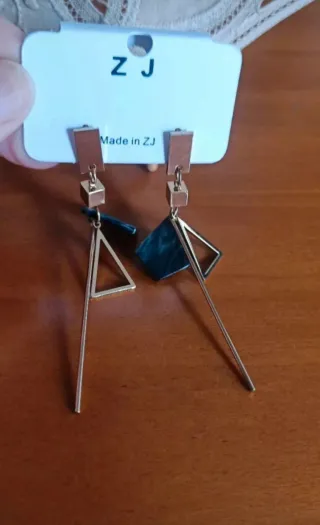 Pendientes largos dorados y verdes