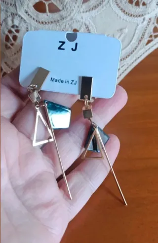 Pendientes largos dorados y verdes