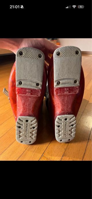 Botas de esquí rojas y negras