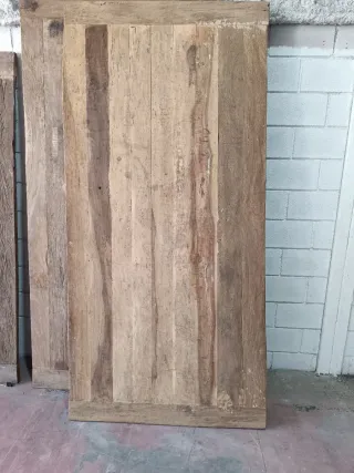 Mesa artesanal de madera rústica