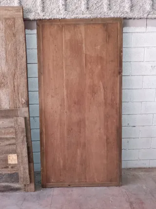 Mesa artesanal de madera rústica