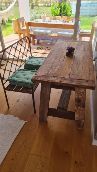 Mesa artesanal de madera rústica