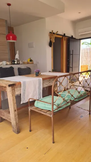 Mesa artesanal de madera rústica