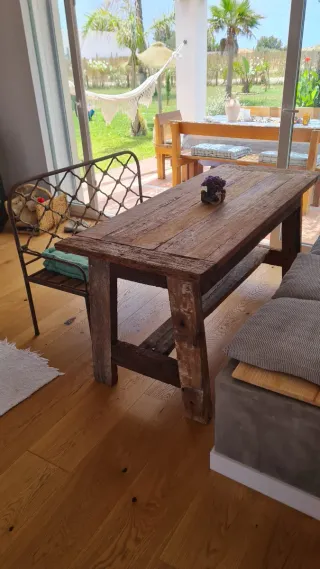 Mesa artesanal de madera rústica