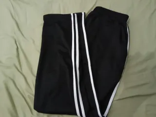Pantalón chándal negro con etiquetas