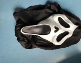 Máscara de Scream + disfraz + modulador de voz