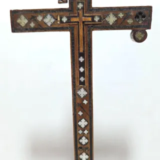 Antica croce da tavolo in legno e madreperla