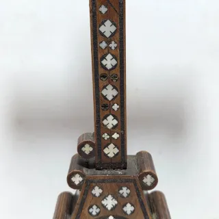 Antica croce da tavolo in legno e madreperla