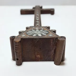 Antica croce da tavolo in legno e madreperla