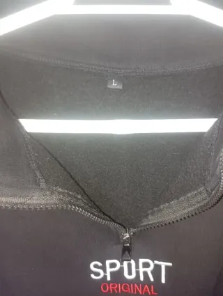 Sudadera negra marca independiente