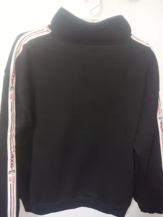 Sudadera negra marca independiente