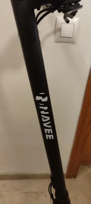 Patinete eléctrico negro navee