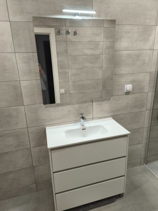 Mueble baño + lavabo + espejo + grifo +aplique luz
