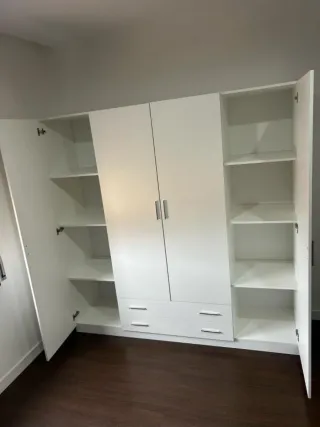 Armario blanco de madera