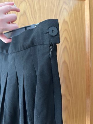Falda negra plisada corta