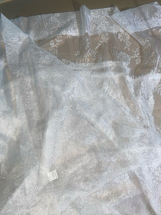 Cortina blanca de tela