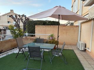 Mesa, 4 sillas y sombrilla de jardín