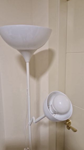 Lámpara de pie blanca con dos focos