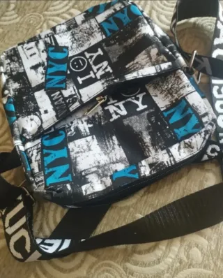 Bandolera con estampado urbano