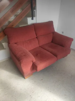 Sofá de tela rojo para salón