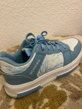 Zapatillas deportivas azules y blancas
