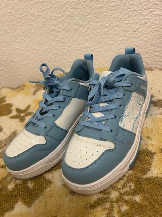 Zapatillas deportivas azules y blancas