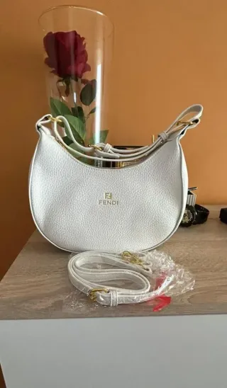 Borsa Fendi bianca con lettere dorate