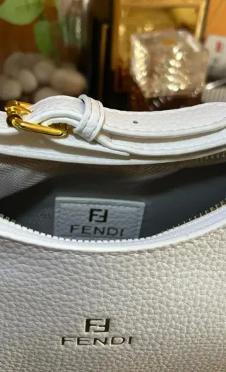 Borsa Fendi bianca con lettere dorate