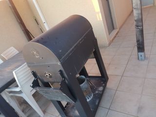 Barbacoa negra metálica