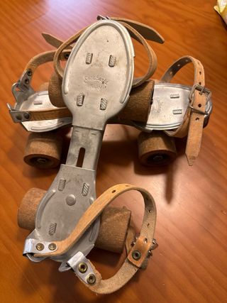 Patines de madera antiguos con ruedas