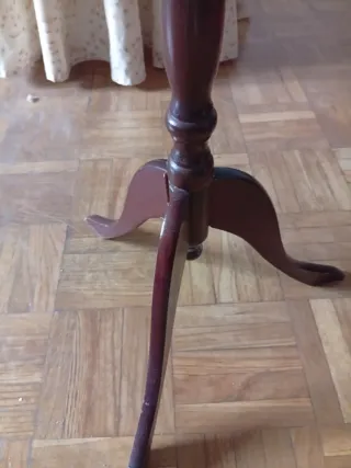 Mesa auxiliar redonda de madera