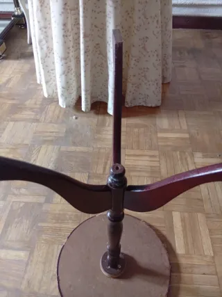 Mesa auxiliar redonda de madera