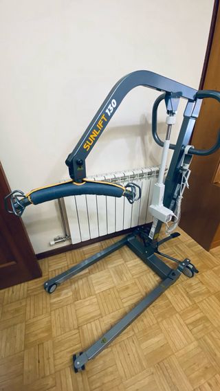 Grúa eléctrica con arnés