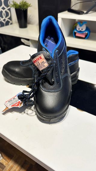 Zapatos de trabajo negros y azules