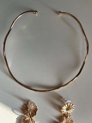 Collar y pendientes dorados