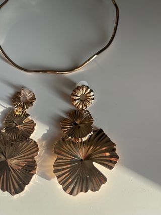 Collar y pendientes dorados