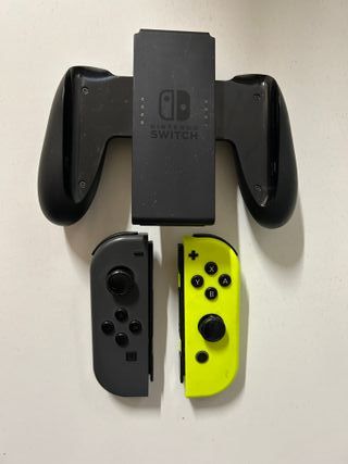 Nintendo Switch soporte y mandos verde y gris