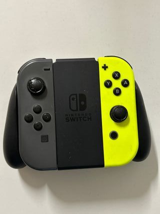 Nintendo Switch soporte y mandos verde y gris