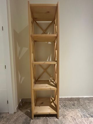 Estantería de madera estilo rústico