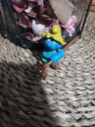 Pitufo granjero con rastrillo