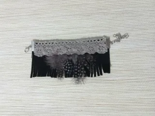 Pulsera de plumas y flecos