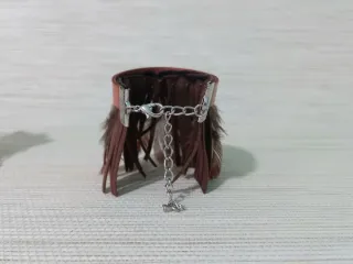 Pulsera de plumas y flecos