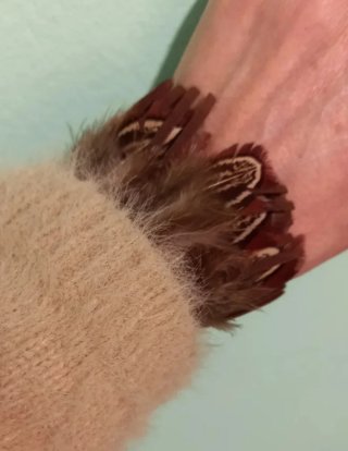 Pulsera de plumas y flecos