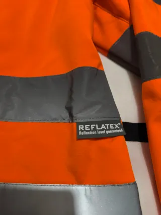 Chaqueta Softshell Marino y Naranja de trabajo.