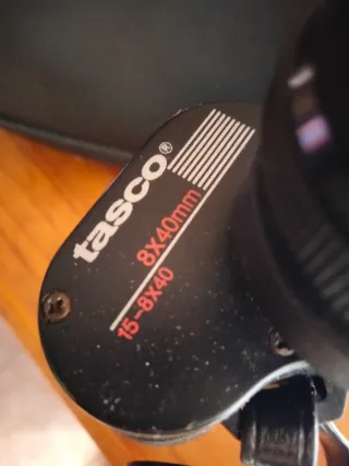 Prismáticos negros con funda