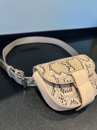 Riñonera efecto piel serpiente beige