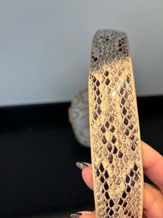 Riñonera efecto piel serpiente beige