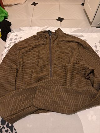 Lote Ropa Talla XL, hay mas ropa en el lote.