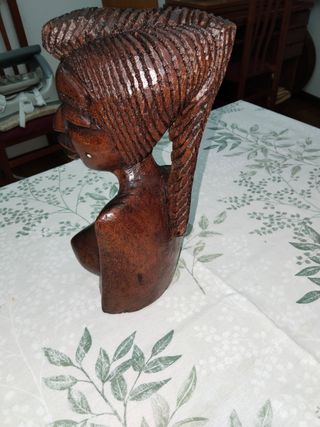 Busto di donna africana in legno intagliato