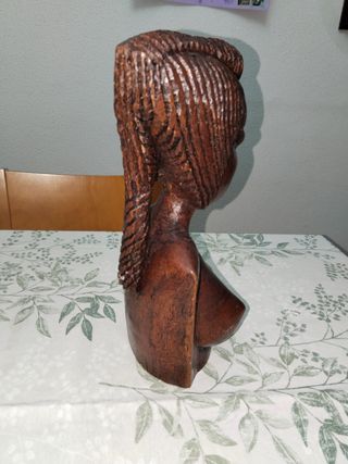 Busto di donna africana in legno intagliato